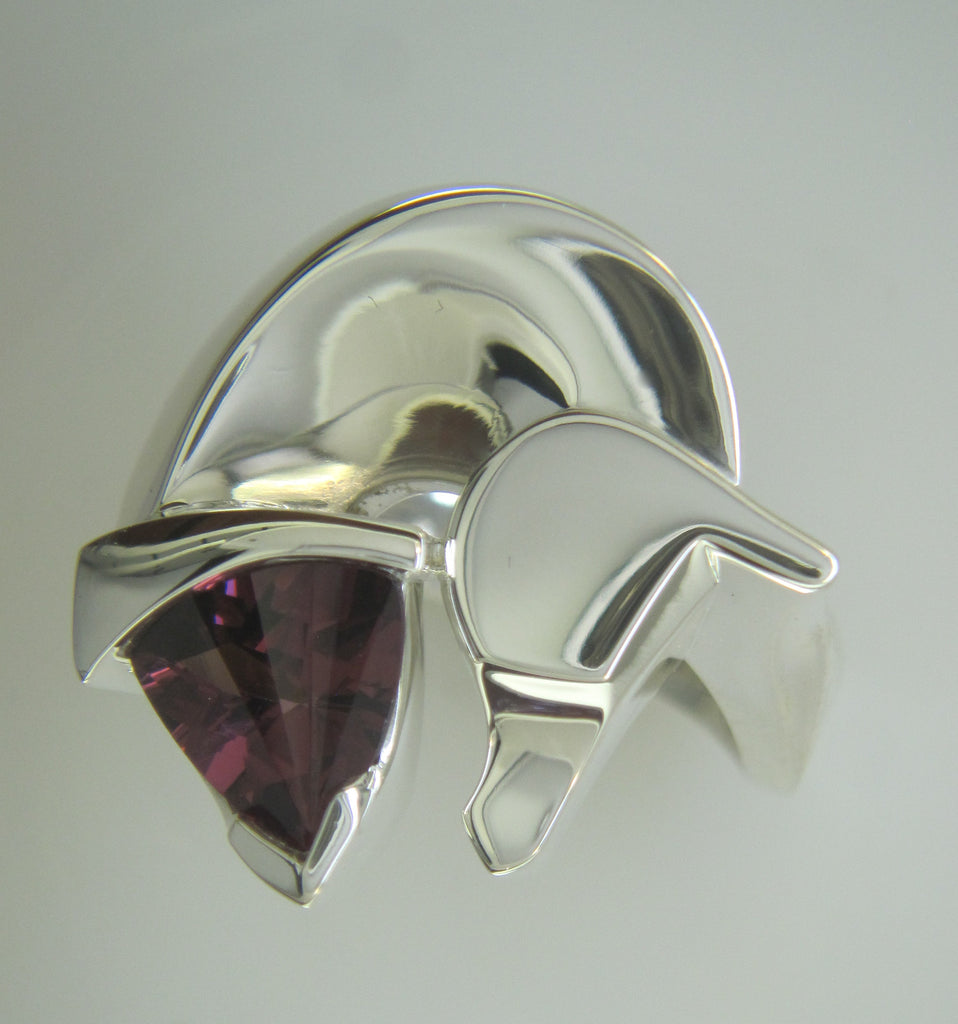 The Classic© Horse Ring in Silver with Trillion Garnet